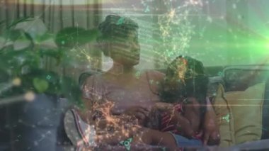 Dna ipliği ve dizüstü bilgisayar kullanan Afro-Amerikan kadın animasyonu. Küresel covid salgını ve sağlık hizmetleri konsepti dijital olarak oluşturulmuş video.