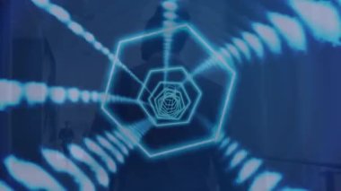 Ofisteki çeşitli iş adamları üzerinde neon şekillerin canlandırılması. Küresel iş, teknoloji ve dijital arayüz kavramı dijital olarak oluşturulmuş video.