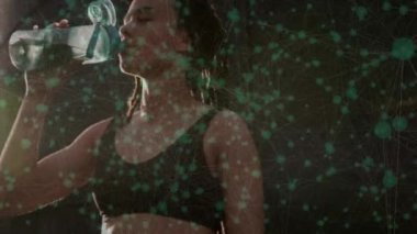 Çift ırklı kadın içme suyu üzerindeki simgelerle olan bağlantıların animasyonu. Dijital olarak oluşturulmuş küresel bağlantılar, spor ve dijital arayüz kavramı.