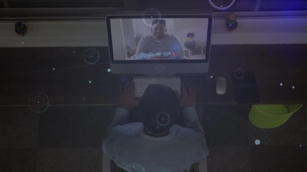 在高加索商人上使用计算机进行视频通话的连接网络动画 全球技术 连接和数字视频接口概念 — 图库视频影像