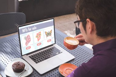 Asyalı işadamı veri işleme için dizüstü bilgisayar kullanıyor. Küresel iş ve dijital arayüz kavramı, dijital kompozit resim.