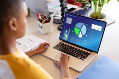 Afro-Amerikan iş adamının veri işleme bilgisayarını kullanmasının kompozisyonu. Küresel iş ve veri işleme kavramı dijital olarak oluşturulmuş görüntü.