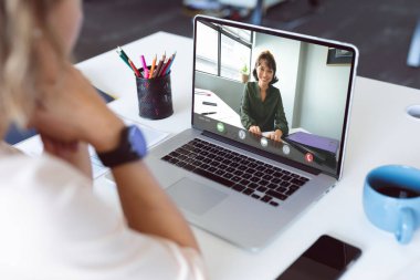 Çift ırklı iş kadınının iş arkadaşıyla görüntülü konuşma yapması. Küresel iş ve veri işleme kavramı dijital olarak oluşturulmuş görüntü.