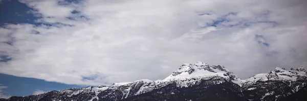 Schneebedeckte Berge Bewölkten Tag — Stockfoto