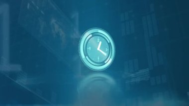 Siyah zemin üzerinde veri işleme ile hareket eden saatin animasyonu. Küresel teknoloji, bilgisayar ve dijital arayüz kavramı dijital olarak oluşturulmuş video.