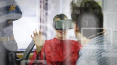 VR kulaklık kullanan beyaz iş adamları üzerinden veri işleme animasyonu. Küresel iş ve dijital arayüz kavramı dijital olarak oluşturulmuş video.