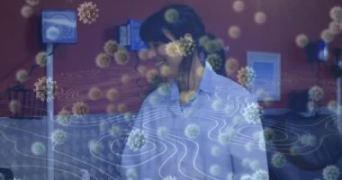 Virüs hücrelerinin animasyonu, melez kadın bilim adamı ve hasta üzerinde. Dijital olarak oluşturulmuş küresel salgın ve dijital arayüz kavramı.