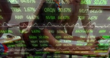 Öğretmenle birlikte çeşitli okul öğrencileri üzerinde veri işleme animasyonu. Küresel eğitim ve dijital arayüz kavramı dijital olarak oluşturulmuş video.