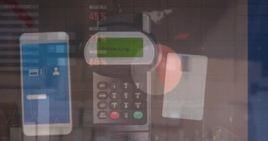 Ödeme terminali, kredi kartı ve akıllı telefon üzerinden veri işleme animasyonu. Küresel iş ve dijital arayüz kavramı dijital olarak oluşturulmuş video.