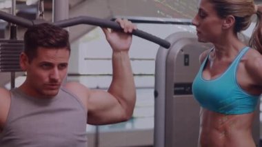 Spor salonunda egzersiz yapan beyaz bir çiftin finansal veri işleme animasyonu. Dijital olarak oluşturulan küresel finans, spor ve dijital arayüz kavramı.