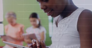 Çeşitli okul çocukları üzerinde tablet kullanarak veri işleme animasyonu. Küresel eğitim ve dijital arayüz kavramı dijital olarak oluşturulmuş video.