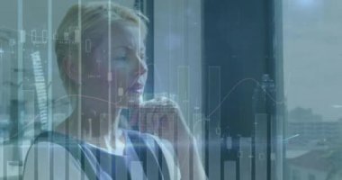 Akıllı telefon kullanan bir kadının veri işleme animasyonu. Küresel işletme veri işlemeyi ve dijital olarak üretilen video konseptini finanse eder.