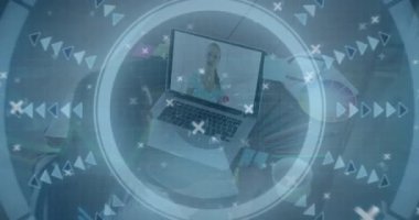 Video görüşmesi için dizüstü bilgisayar kullanan Afro-Amerikan iş kadınını tarama animasyonu. Küresel teknoloji, bilgisayar ve dijital arayüz kavramı dijital olarak oluşturulmuş video.