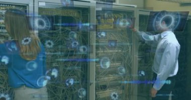 Beyaz işçilerin sunucu odasında veri işleme animasyonu. küresel iş ve dijital arayüz kavramı dijital olarak oluşturulmuş video.