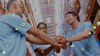 Depodaki çeşitli gönüllülerin yemek ikonlarının canlandırılması. Küresel iş ve dijital arayüz kavramı dijital olarak oluşturulmuş video.