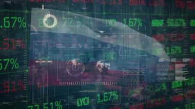 Rusya bayrağı üzerinde finansal veri işleme ve borsa animasyonları. Küresel finansman, politika ve dijital arayüz kavramı dijital olarak oluşturulmuş video.