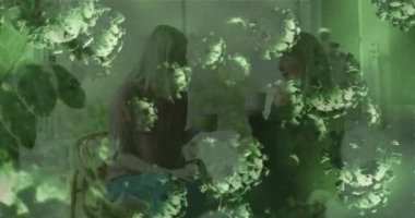 Dünya haritasının animasyonu ve çift ırklı dünya haritası üzerinde metin. Küresel koronavirüs salgını ve siber güvenlik konsepti dijital olarak oluşturuldu.