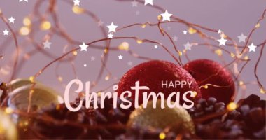 Yılbaşı süslemelerinde mutlu noel mesajlarının animasyonu. Noel, kutlama ve dijital arayüz kavramı dijital olarak oluşturulmuş video.