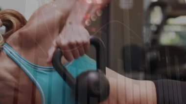 Spor salonunda egzersiz yapan beyaz bir çiftin mali veri işleme ve zarlarının animasyonu. Dijital olarak oluşturulan küresel finans, spor ve dijital arayüz kavramı.