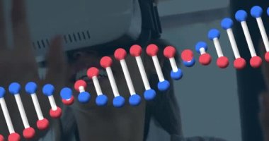 VR kulaklık kullanan beyaz bir kadının DNA 'sının animasyonu. Küresel teknoloji, bilim ve dijital arayüz kavramı dijital olarak oluşturulmuş video.