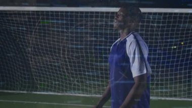Afro-Amerikan erkek futbolcu üzerinden veri işleme animasyonu. Küresel spor ve dijital arayüz kavramı dijital olarak oluşturulmuş video.
