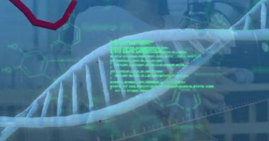 Mikroskop kullanarak melez kız üzerinden veri işleme animasyonu. Küresel iş ve dijital arayüz kavramı dijital olarak oluşturulmuş video.