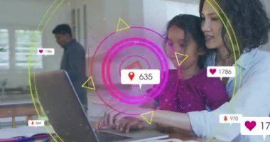 Dürbün taraması ve dizüstü bilgisayar kullanan iki ırklı kadın üzerinde numaraları olan simgeler. Küresel teknoloji, bilgisayar ve dijital arayüz kavramı dijital olarak oluşturulmuş video.