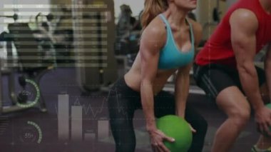 Spor salonunda egzersiz yapan beyaz bir çiftin finansal veri işleme animasyonu. Dijital olarak oluşturulan küresel finans, spor ve dijital arayüz kavramı.