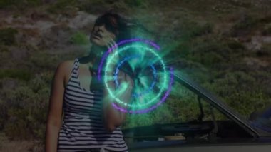 Melez bir kadının bozuk bir araçla telefonda konuşmasının verileri eşliğinde dönen şablon animasyonu. Dijital bileşik, çoklu pozlama, soyut, macera, ulaşım, kazalar ve felaketler.