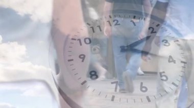 Hareket eden saat ve gökyüzünün animasyonu. Caddelerde yürüyen farklı insanların üzerindeki bulutlar. Zaman, yaşam tarzı ve tatil konsepti dijital olarak oluşturulmuş video.