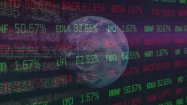 Mavi göz üzerinde veri işleme ve ikili kodlama animasyonu. Dijital olarak üretilen küresel koronavirüs pandemik konsepti.