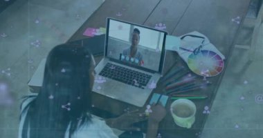 Video görüşmesi için dizüstü bilgisayar kullanan Afro-Amerikan iş kadınının sosyal medya simgelerinin canlandırılması. Küresel teknoloji, bilgisayar ve dijital arayüz kavramı dijital olarak oluşturulmuş video.