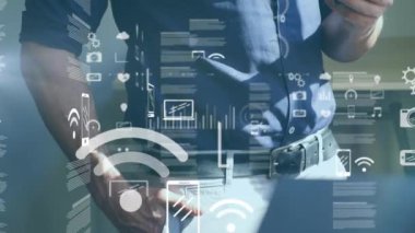 Kafkasyalı iş adamının akıllı telefon kullanarak veri işleme animasyonu. küresel iş ve dijital arayüz kavramı dijital olarak oluşturulmuş video.