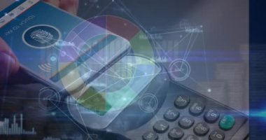 Akıllı telefondan elde ödeme yerine veri işleme animasyonu. Küresel iş ve dijital arayüz kavramı dijital olarak oluşturulmuş video.