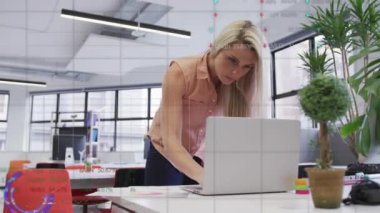 Kafkas iş kadınının dizüstü bilgisayarla veri işleme animasyonu. küresel iş ve dijital arayüz kavramı dijital olarak oluşturulmuş video.