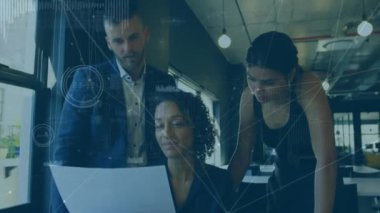 Bağlantı ağındaki iş adamları üzerinden bağlantı ağının animasyonu. Küresel iletişim işi güvenlik dijital arayüzü ve dijital olarak oluşturulmuş video konsepti.