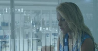 Kafkas iş kadınının ofisinde veri işleme animasyonu. Küresel iş ve dijital arayüz kavramı dijital olarak oluşturulmuş video.