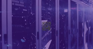 QR kodunun animasyonu ve sunucu odasındaki bağlantı ağı. Küresel teknoloji, bağlantılar ve dijital arayüz konsepti dijital olarak oluşturulmuş video.