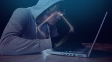 Kafkas erkek hacker 'ın dizüstü bilgisayar kullanarak veri işleme animasyonu. Küresel iş ve dijital arayüz kavramı dijital olarak oluşturulmuş video.