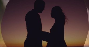 Bulutların üzerinde kucaklaşan çiftin animasyonu. Tatiller, boş zaman ve dijital arayüz kavramı dijital olarak oluşturulmuş video.