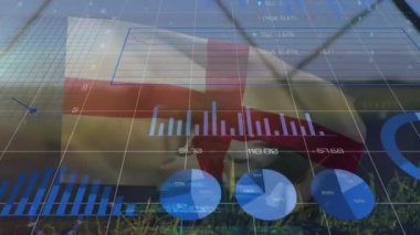 İngiltere bayrağı üzerinde finansal veri işleme animasyonu. Küresel finansman, politika ve dijital arayüz kavramı dijital olarak oluşturulmuş video.