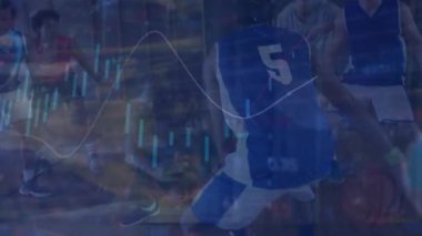 Çeşitli erkek basketbol oyuncuları üzerinde veri işleme animasyonu. Küresel spor ve dijital arayüz kavramı dijital olarak oluşturulmuş video.