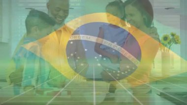 Afrika kökenli Amerikan ailesinin üzerine Brezilya bayrağı animasyonu. Ulusal bayraklar, vatanseverlik ve dijital arayüz konsepti dijital olarak oluşturulmuş video.