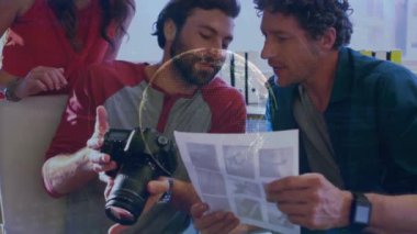 Kafkasyalı iş adamlarının ofisinde dünyayı canlandırması. Küresel iş ve dijital arayüz kavramı dijital olarak oluşturulmuş video.