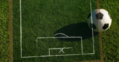 Futbol topu ve ıslığın üzerine düşen altın konfetilerin animasyonu. Spor ve turnuva konsepti.