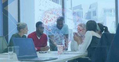 Ofisteki çeşitli iş adamları üzerinde dünyanın animasyonu. Küresel iş, bilgisayar ve dijital arayüz kavramı dijital olarak oluşturulmuş video.