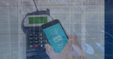 Akıllı telefondan elde ödeme yerine veri işleme animasyonu. Küresel iş ve dijital arayüz kavramı dijital olarak oluşturulmuş video.