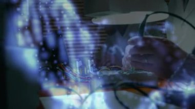 Atölyede tamir edilen ellerin üzerinde veri işleme animasyonu. Küresel iş ve dijital arayüz kavramı dijital olarak oluşturulmuş video.