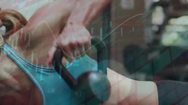 在体育馆锻炼的高加索夫妇的财务数据处理动画 全球金融 体育和数字界面概念数字生成视频 — 图库视频影像