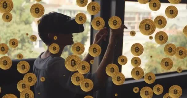 Animace Bitcoinů Nad Běloškou Pomocí Headsetu Globální Koncepce Podnikatelského Digitálního — Stock video